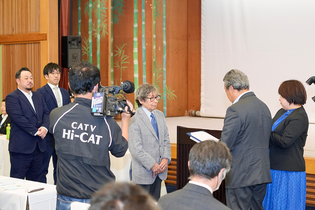 観光特別表彰を受ける重岡先生